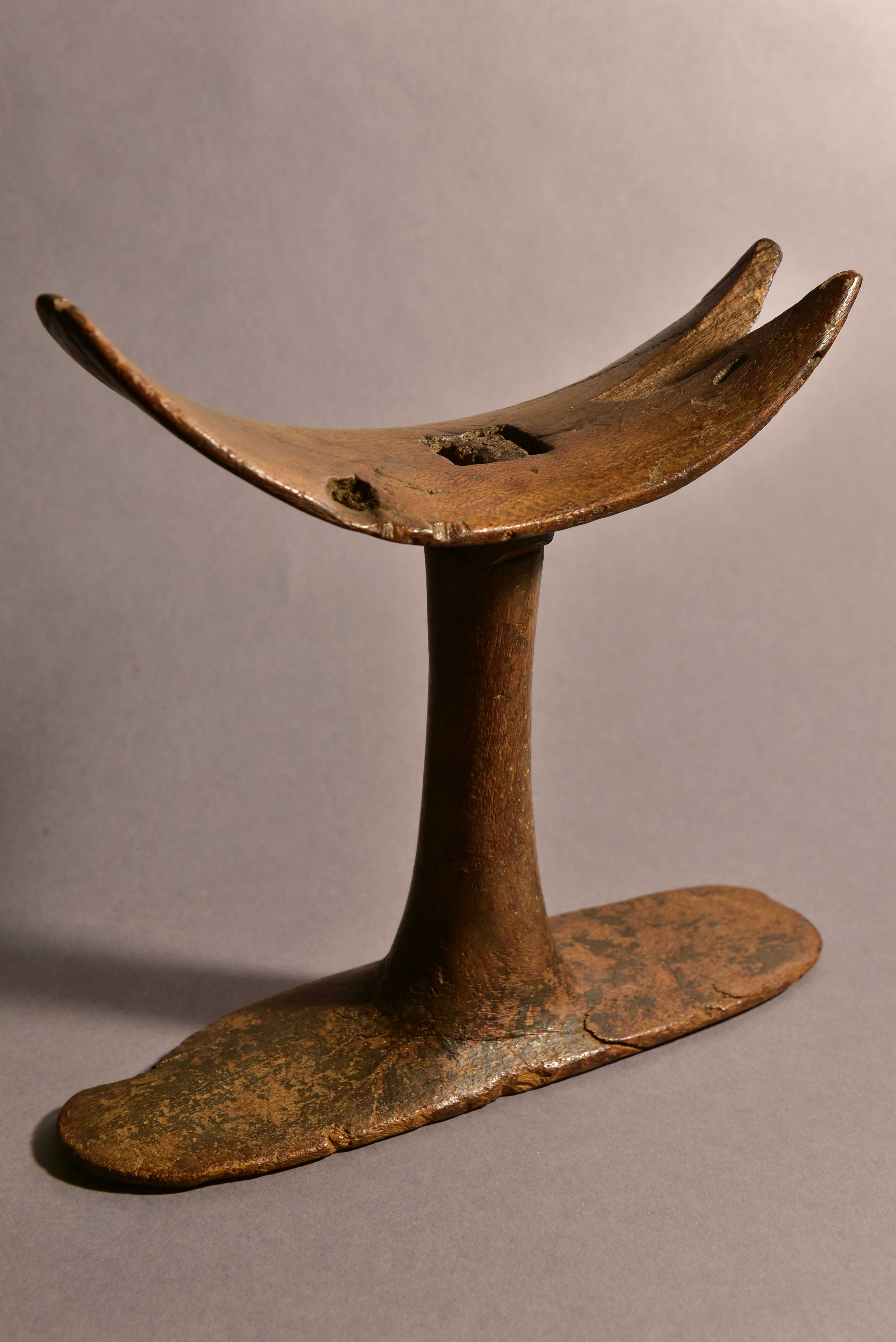 Kopfstütze Spätes Altes Reich, 6. Dyn., 2350–2200 v. Chr. Ägypten Holz 19,2 × 20,2 × 6,6 cm, © Gustav-Lübcke-Museum Hamm