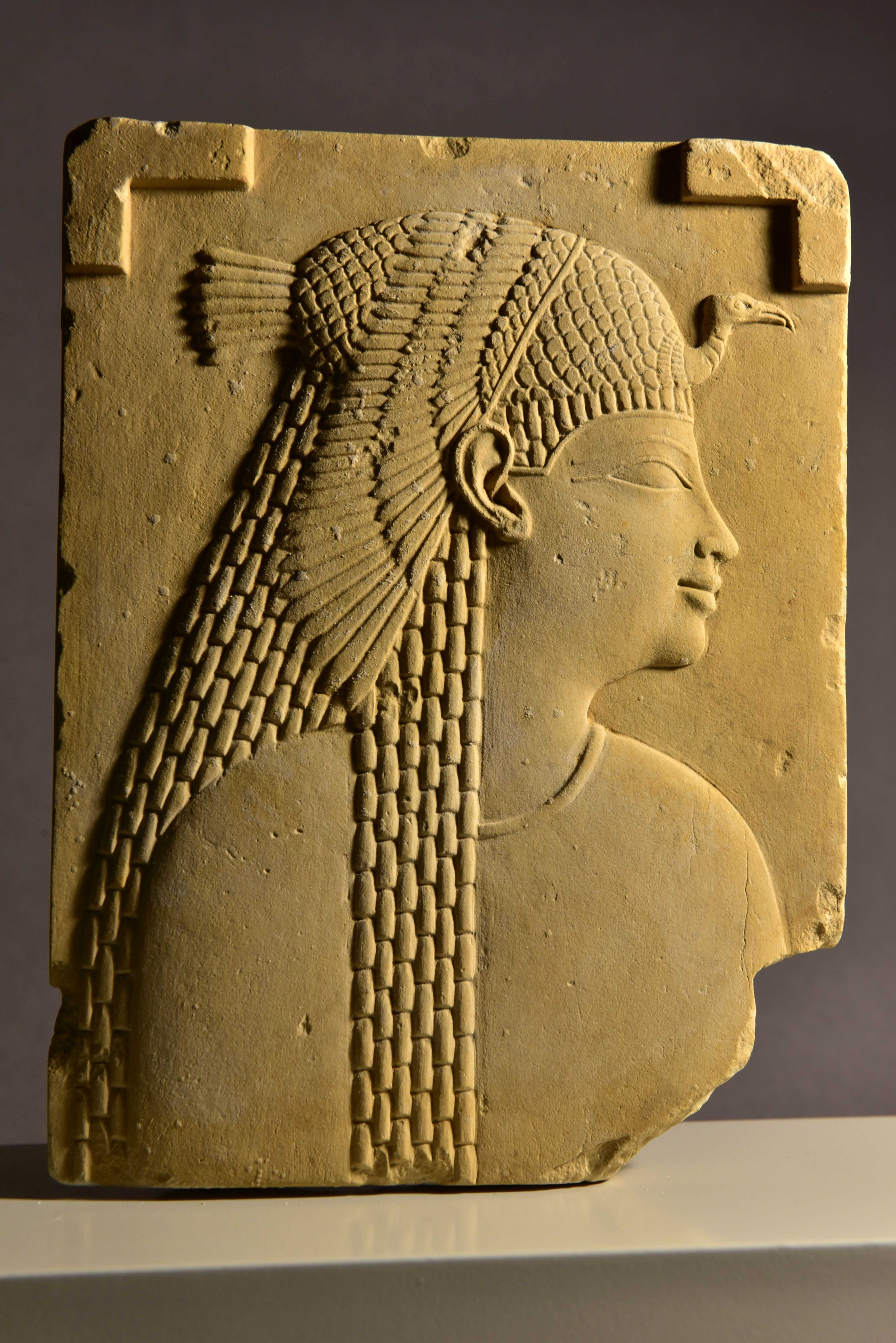 Bildhauerstudie mit Königinnenbüste und Apis-Stier, Frühe Ptolemäerzeit, ca. 300-200 v. Chr., Ägypten, Kalkstein 17 x 12,9 x 1,75 cm, © Gustav-Lübcke-Museum Hamm