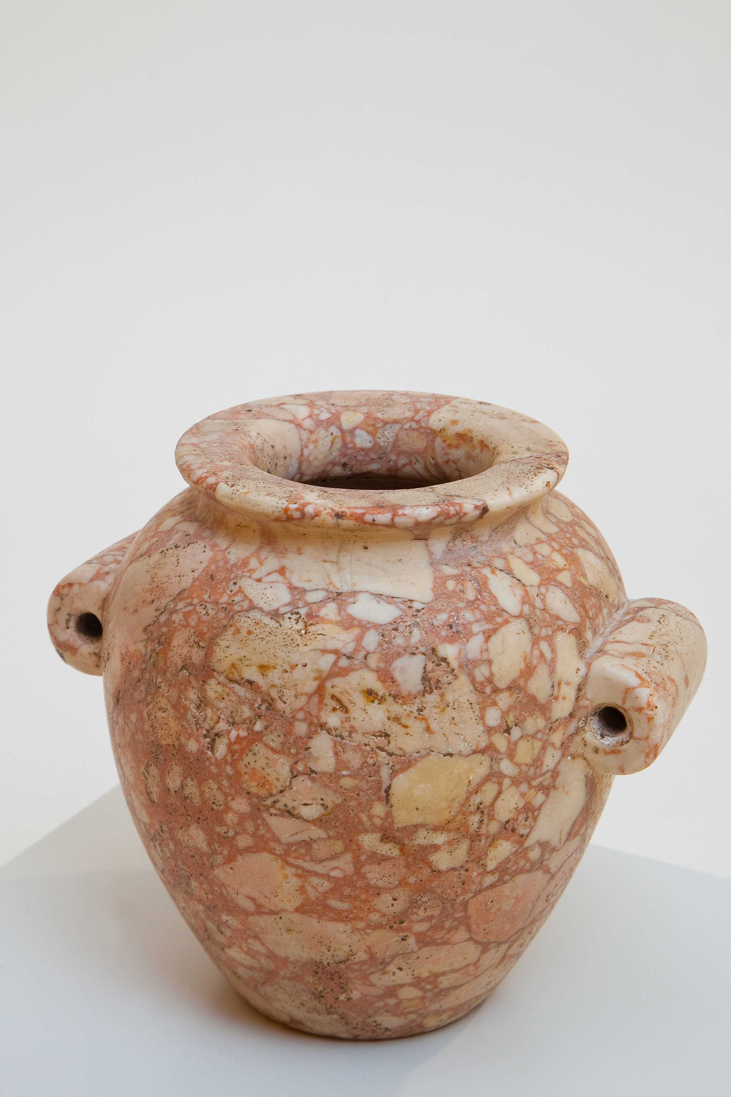 Schnurösengefäß, Frühdynastische Zeit, 1.–2. Dyn., 3000–2700 v. Chr., Ägypten Breccie 11,6 × 13,0 cm (inkl. Ösen), © Gustav-Lübcke-Museum Hamm/Thorsten Hübner