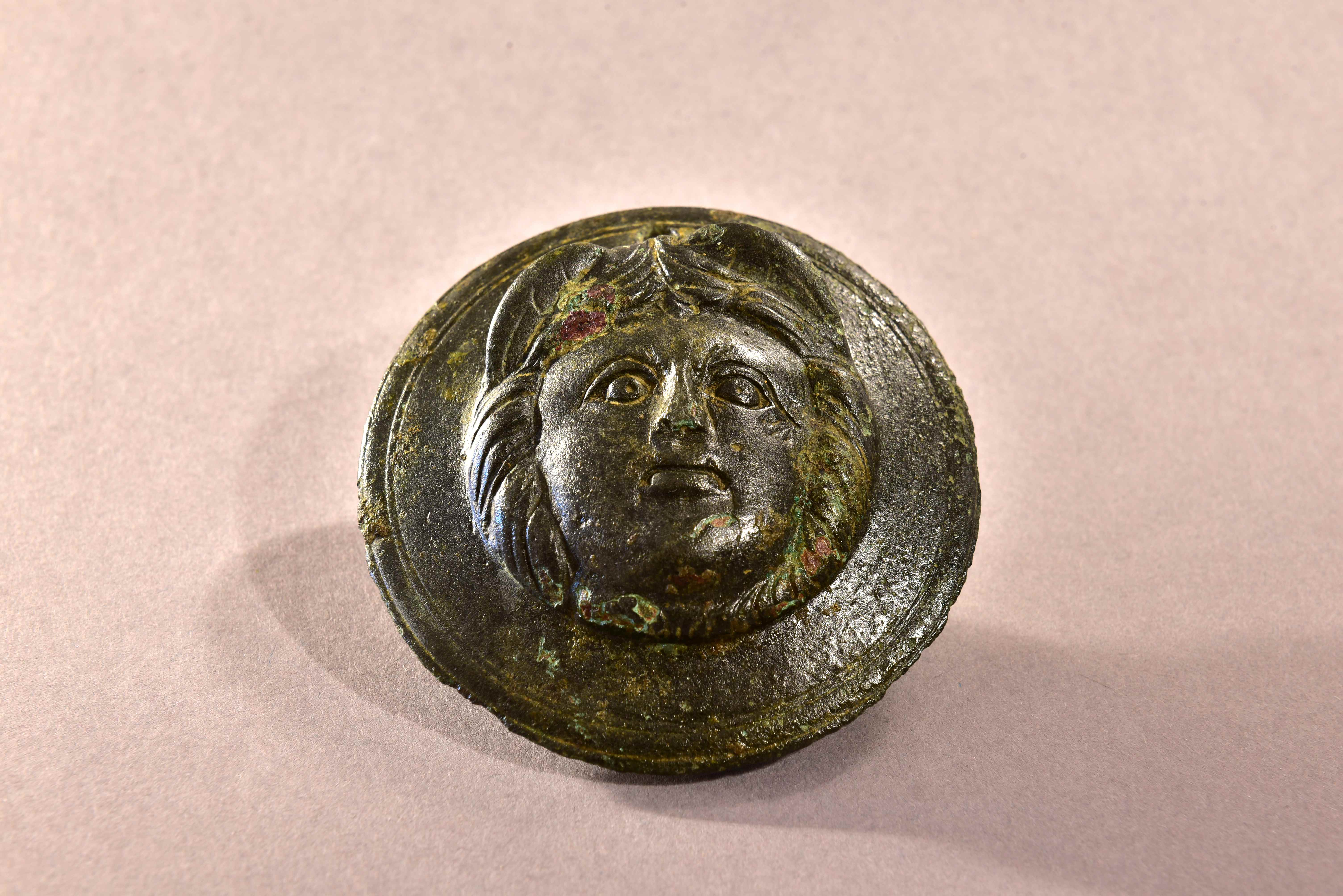 Phalera mit Darstellung einer Medusa, Bronze RKZ, Fundort: Kamen – Westick, Kreis Unna, D: 6,2cm, Inv.Inr. 10229, © Gustav-Lübcke-Museum Hamm