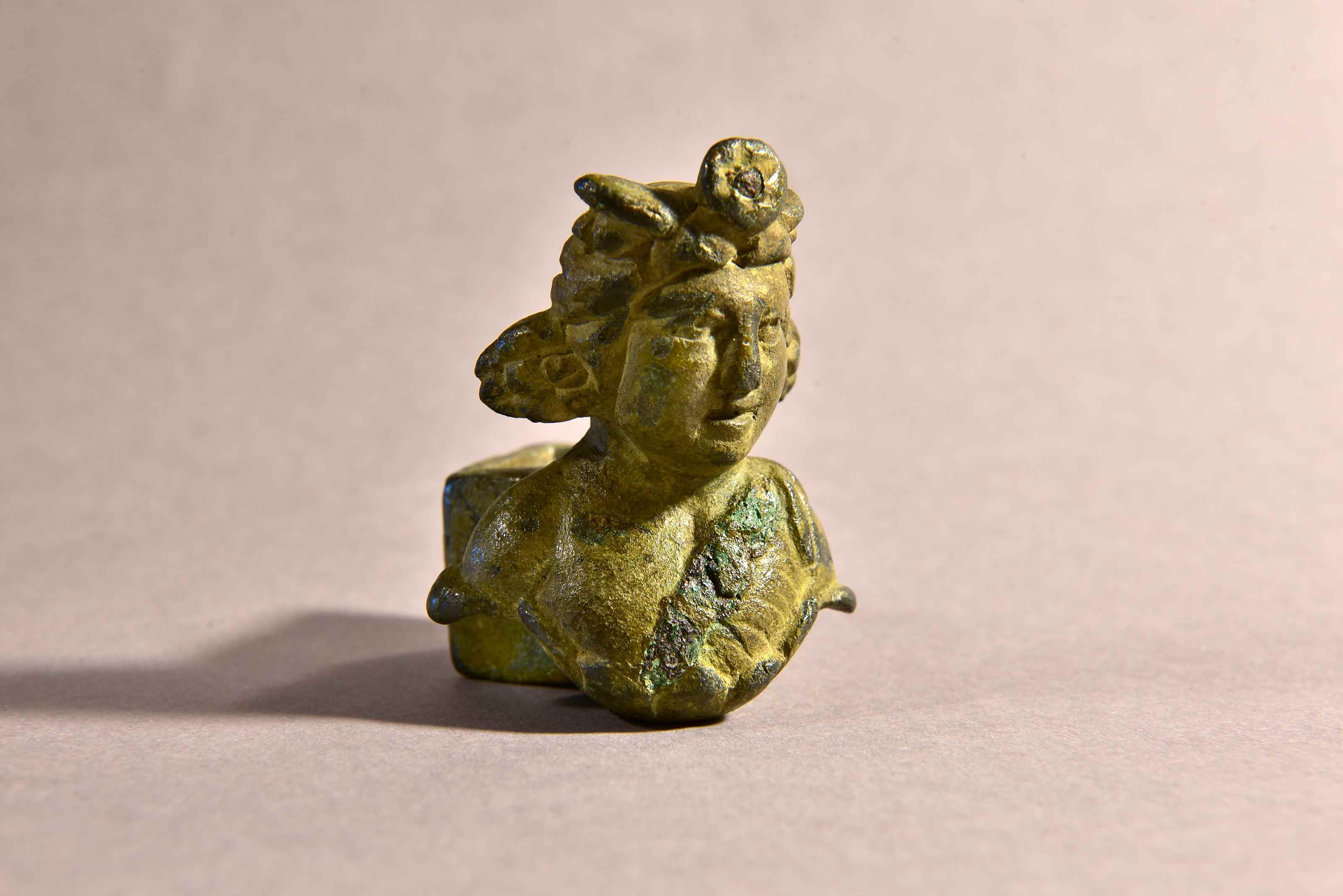 Bacchusprotome eines römischen Klapptisches, Bronze, Buntmetall RKZ, Fundort: Kamen – Westick, Kreis Unna, 2,4 x 2,4 x 4,6cm, Inv.Nr. 10230, © Gustav-Lübcke-Museum Hamm