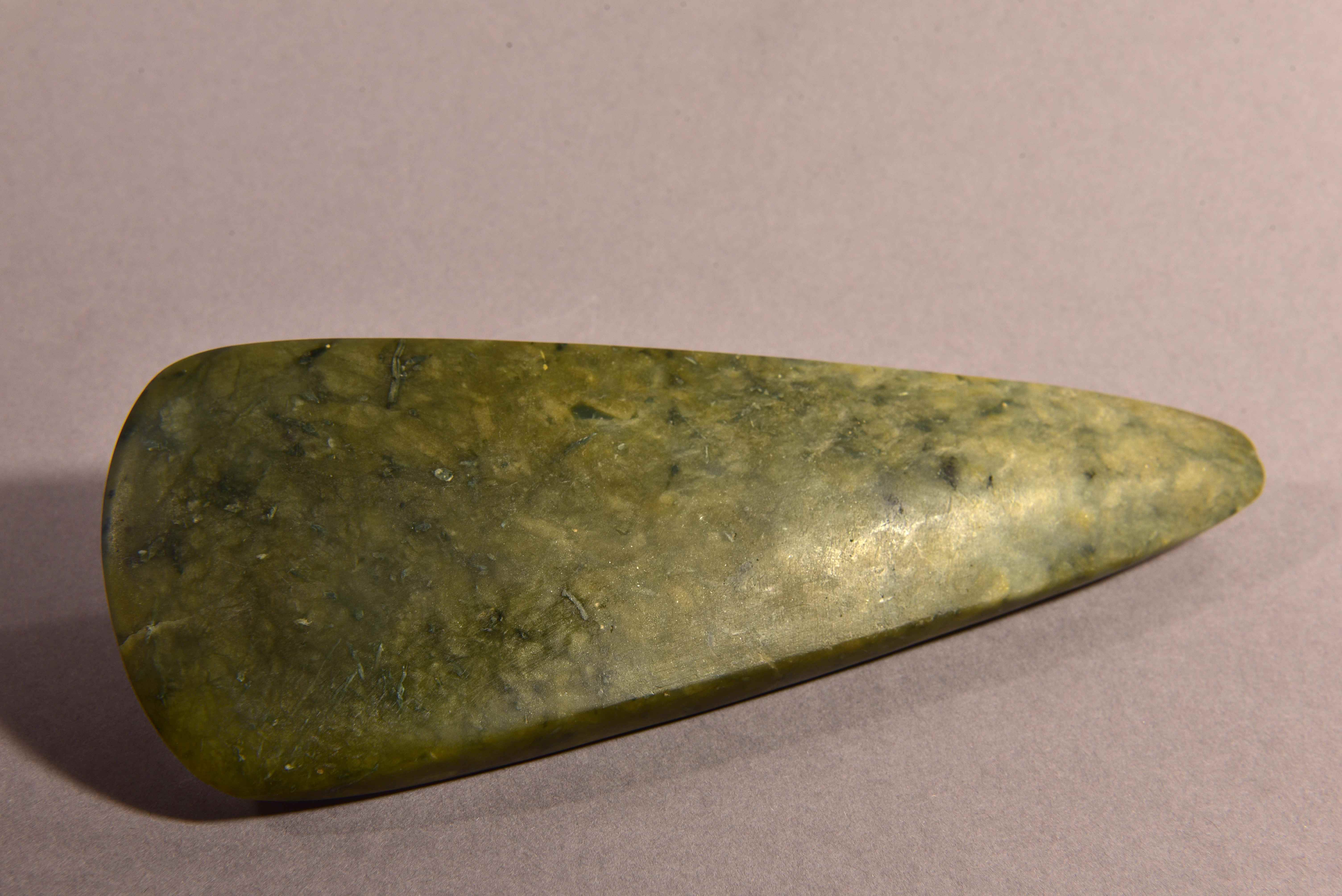 Jadeitbeil, Jadeit, um 4000 v. Chr., Jungneolithikum, Michelsberger Kultur, Fundort: Grevenbroich, 4,5 x 14,5cm, Inv. Nr. 825, © Gustav-Lübcke-Museum Hamm