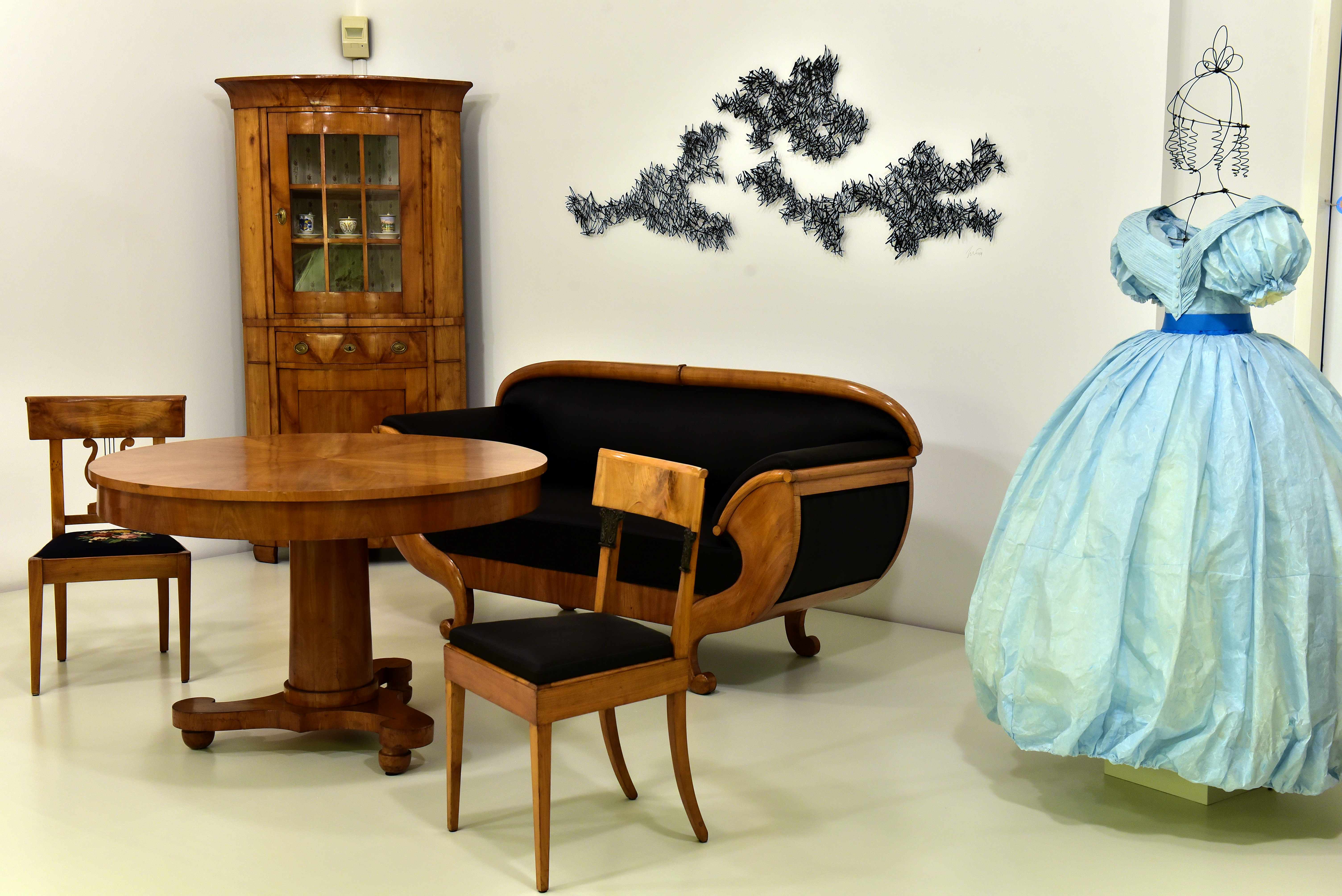 Ensemble Biedermeier mit aktuellen Interventionen von Ludmilla Ogneva: Papierkleid „Luise“, 2014; Jessica Toliver: Papierschnitt Mezzo, 2019, © Gustav-Lübcke-Museum Hamm