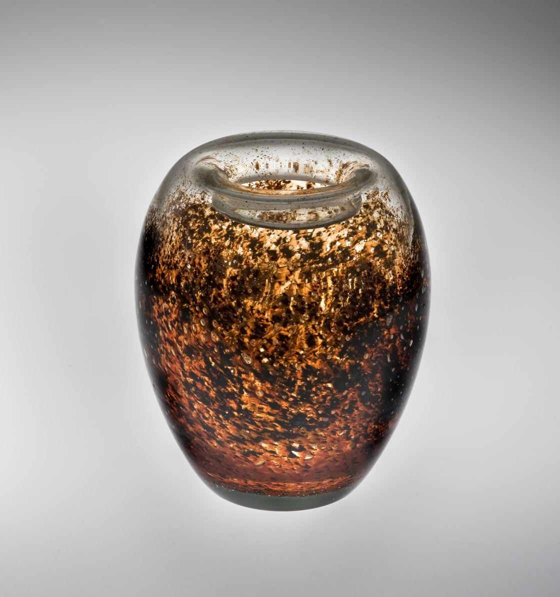 Walter Dexel (1890-1973), Vase, um 1937, Farbloses Glas mit Oxydeinschlüssen, sog. Ikora-Unica-Kristall, WMF Geislingen, Höhe: 16,8 cm, Leihgabe aus Privatbesitz, © Heinz Feußner, Hamm