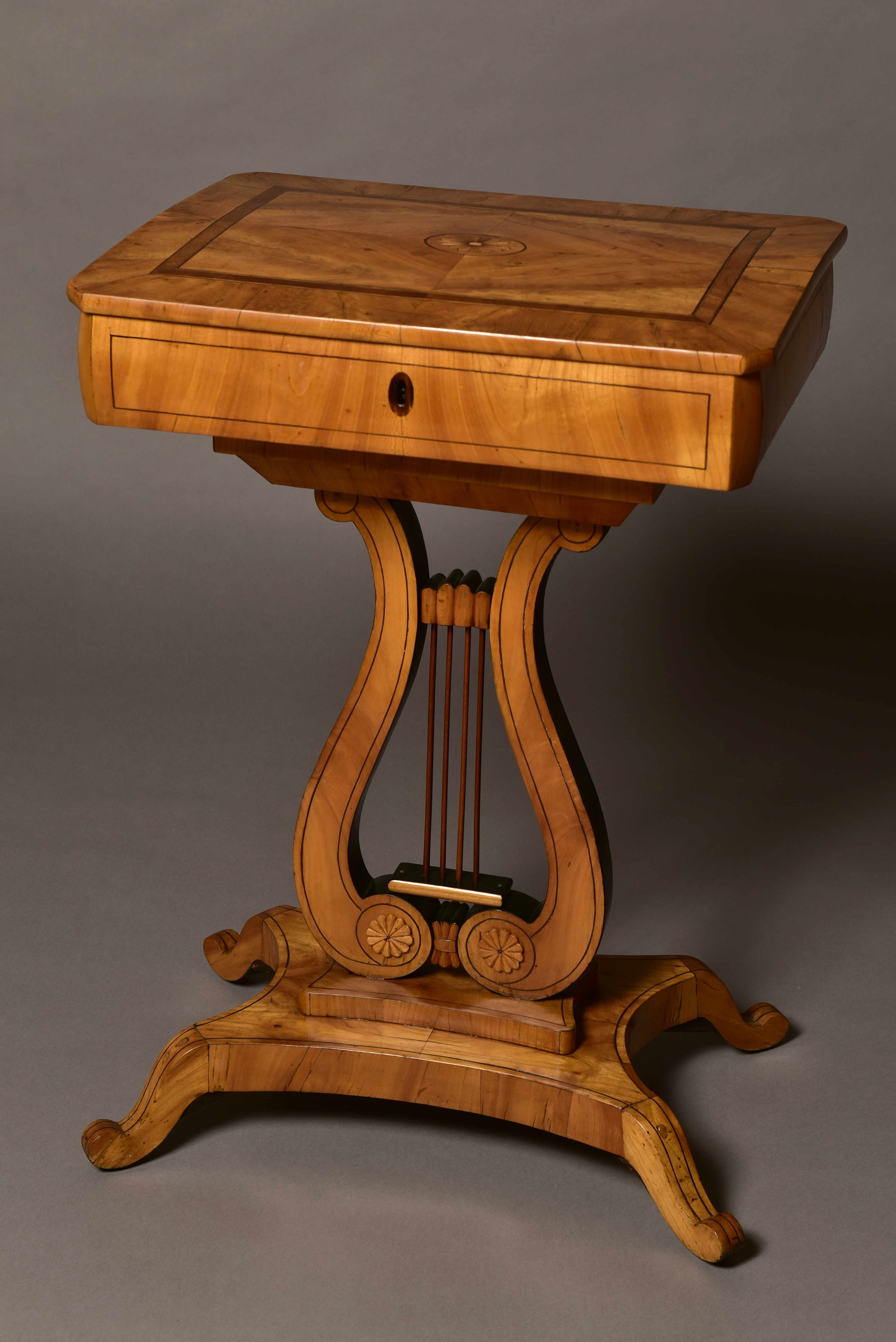 Nähtisch, Rheinland, um 1825 Nadelholz, Kirschbaumfurnier, Messingstäbe Höhe: 73 cm, © Gustav-Lübcke-Museum Hamm