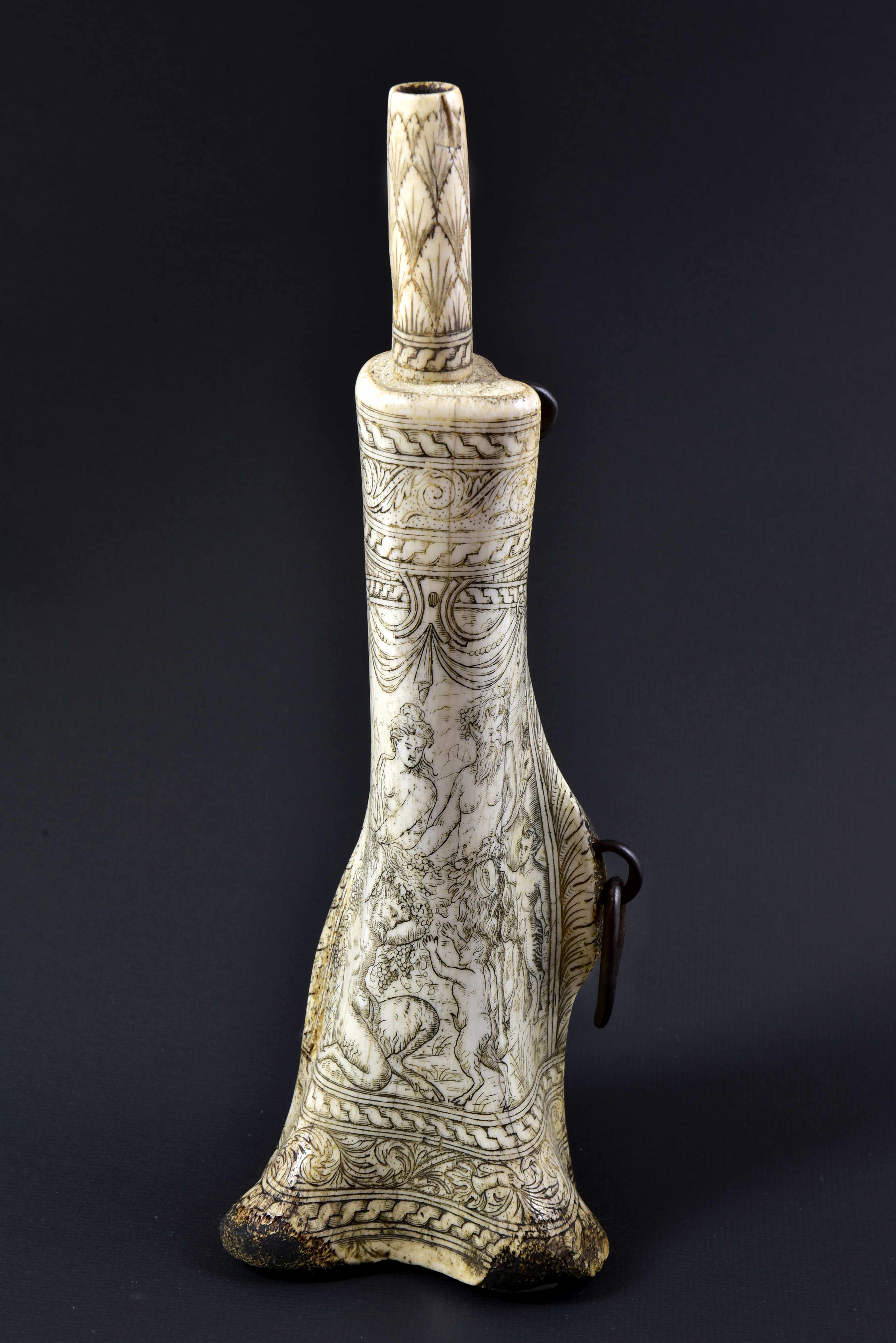 Pulverhorn mit Satyrn, Norditalien, um 1600 Rinderhorn, graviert und geschwärzt, Eisen Höhe: 33 cm, © Gustav-Lübcke-Museum Hamm