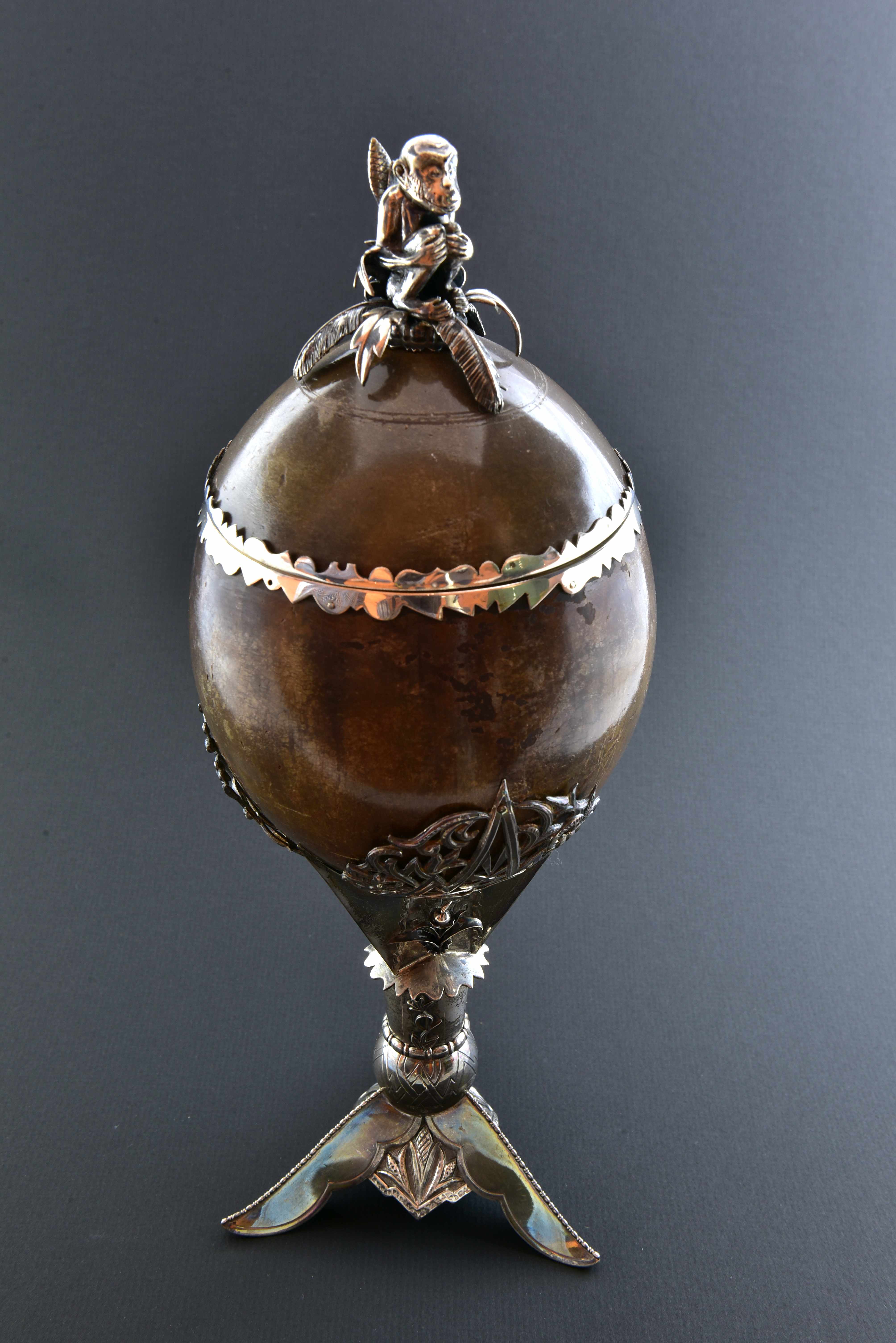 Georg Pietsch (1893-1963), Kokosnusspokal, um 1925 Silber, Kokosnuss, Höhe: 30 cm, © Gustav-Lübcke-Museum Hamm