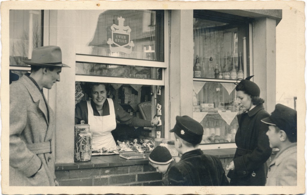 Christa Müller bedient die Kundschaft, Bude in Herringen, Foto um 1955, Sammlung Ludger Moor, Hamm