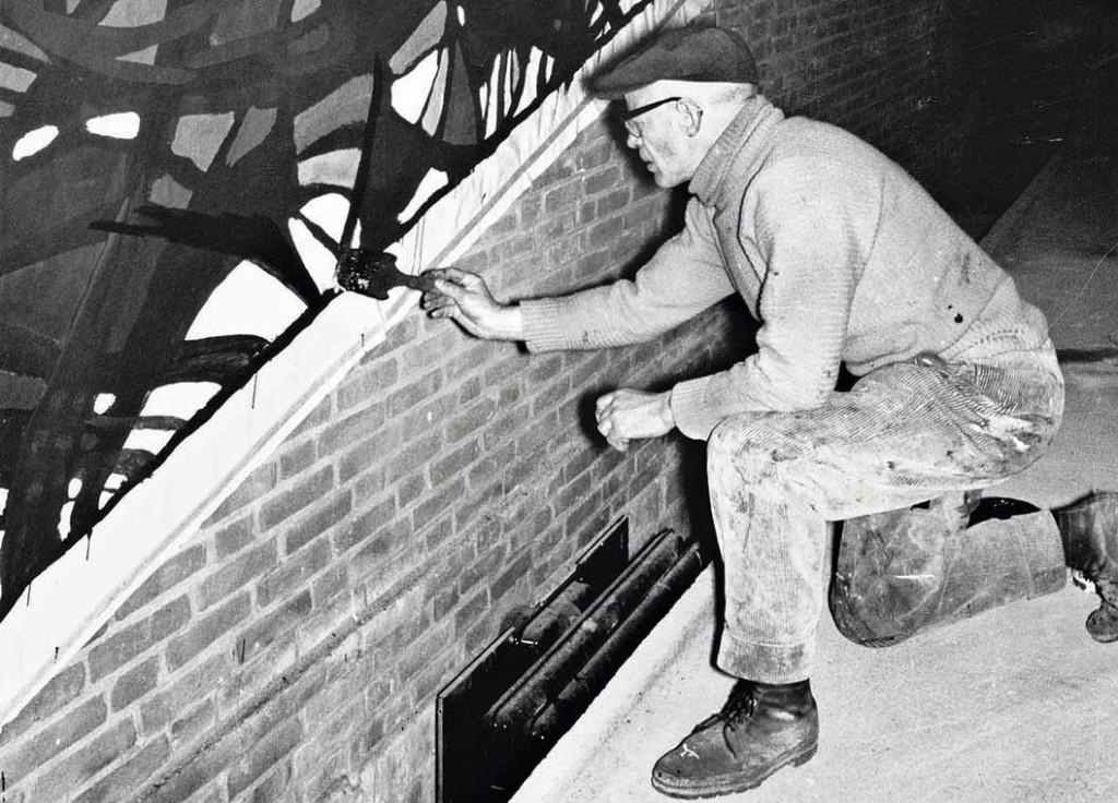 Hans Kaiser bei der Arbeit am Fensterband in der Johanneskirche, 1964, © Gustav-Lübcke-Museum Hamm